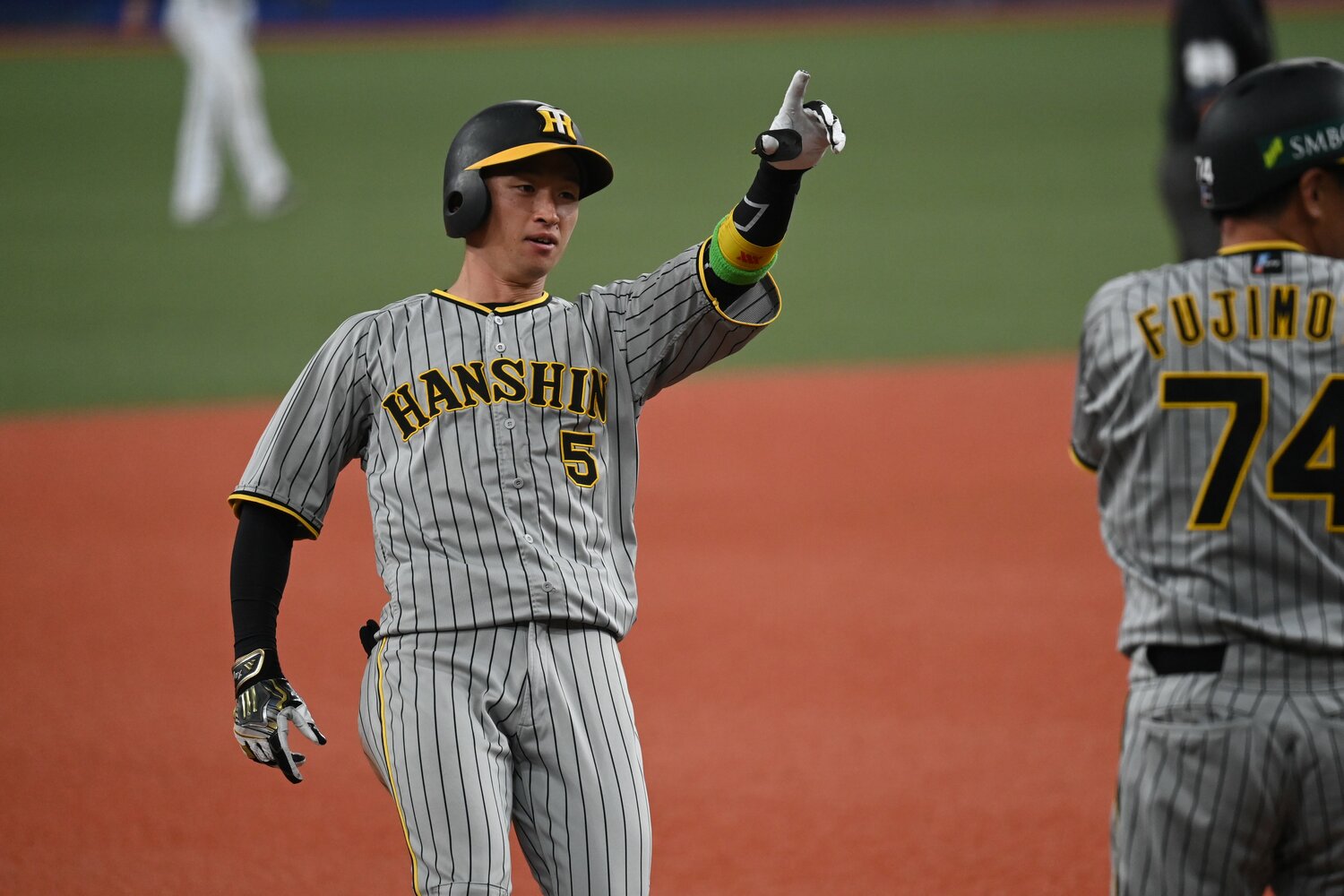 日本シリーズ第1戦で1番打者として3安打2打点を記録した近本　©︎Naoya Sanuki