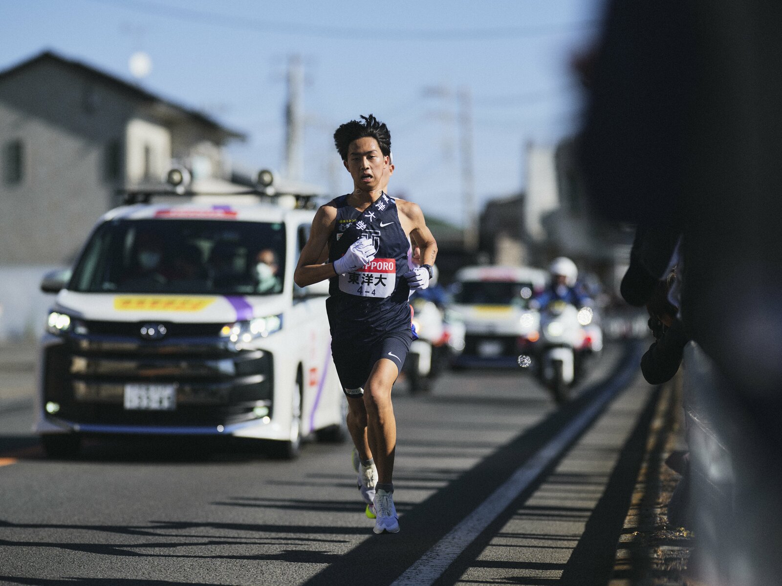 前回の箱根駅伝4区で激走する岸本 photograph by Yuki Suenaga