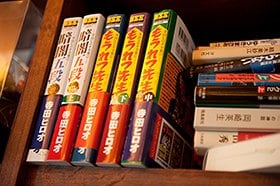 書棚には、内田先生の理想像が描かれているという寺田ヒロオの漫画『もうれつ先生』が             