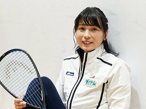 日本初のプロ選手で全日本選手権4回優勝の松井千夏が、スカッシュの楽しく奥深い世界を語る