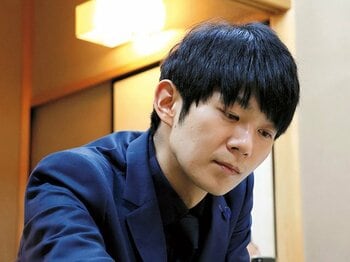 棋士人生初の降級後に“ある変化”「指し慣れた将棋は選ばずに…」斎藤慎太郎（31歳）が王位リーグ戦で見せた“大胆さ”の正体＜Number Web＞ photograph by Asahi Shimbun