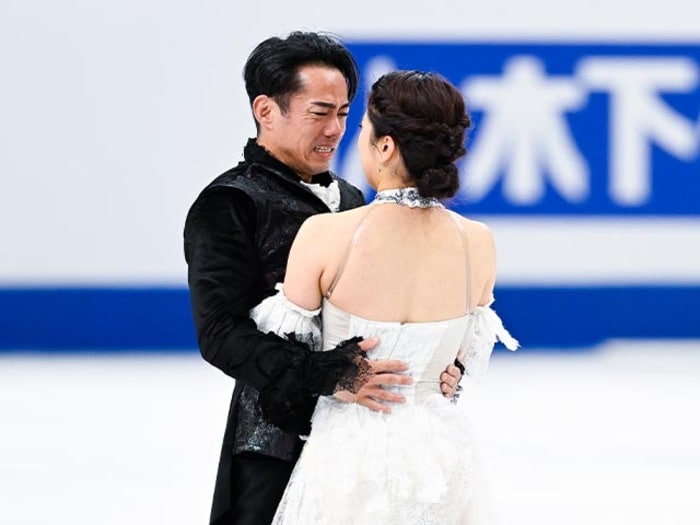 村元と高橋は互いの背中に腕をまわした…“かなだい”が感じた『オペラ座の怪人』を一緒に滑れる幸せ「一人で滑るより喜びが2倍、3倍」＜Number Web＞ photograph by Asami Enomoto