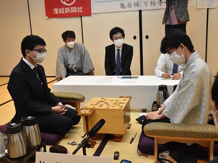 藤井聡太“10代で9期連続栄冠”は大記録 「人生を変えてくれた一人が藤井さん」盟友・永瀬拓矢相手の棋聖防衛…流れを変えた妙手とは＜Number Web＞ photograph by 日本将棋連盟