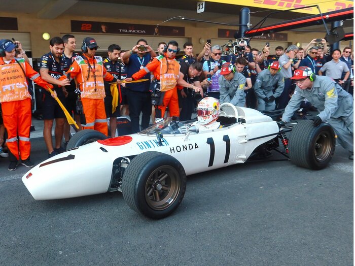 「もはやF1の歴史の一部なんだ」ホンダF1伝説始まりの地でV12サウンドを響かせたRA272が成し遂げた1勝目の価値＜Number Web＞ photograph by Masahiro Owari