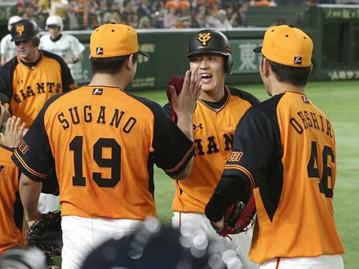 井端コーチが見抜いた岡本和真の才。「一塁守備」で打撃向上の論理とは?<Number Web> photograph by Kyodo News