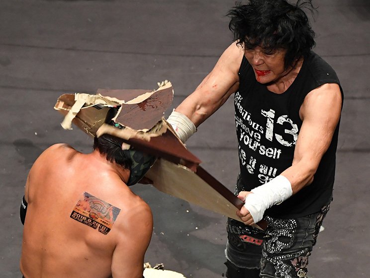 FMW　プロレスラー大仁田厚　タンクトップ（レア・当時モノ） 還暦前の大仁田厚が広げた大風呂敷。旧川崎球場で「最後の」電流