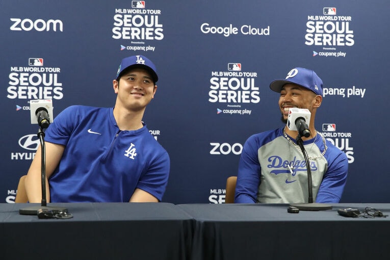 韓国シリーズでの会見で笑顔の2人が……　©Getty Images
