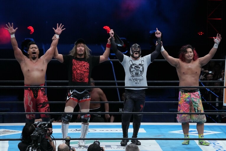 8人タッグマッチに勝利した鷹木信悟、内藤哲也、BUSHI、高橋ヒロム　©Essei Hara