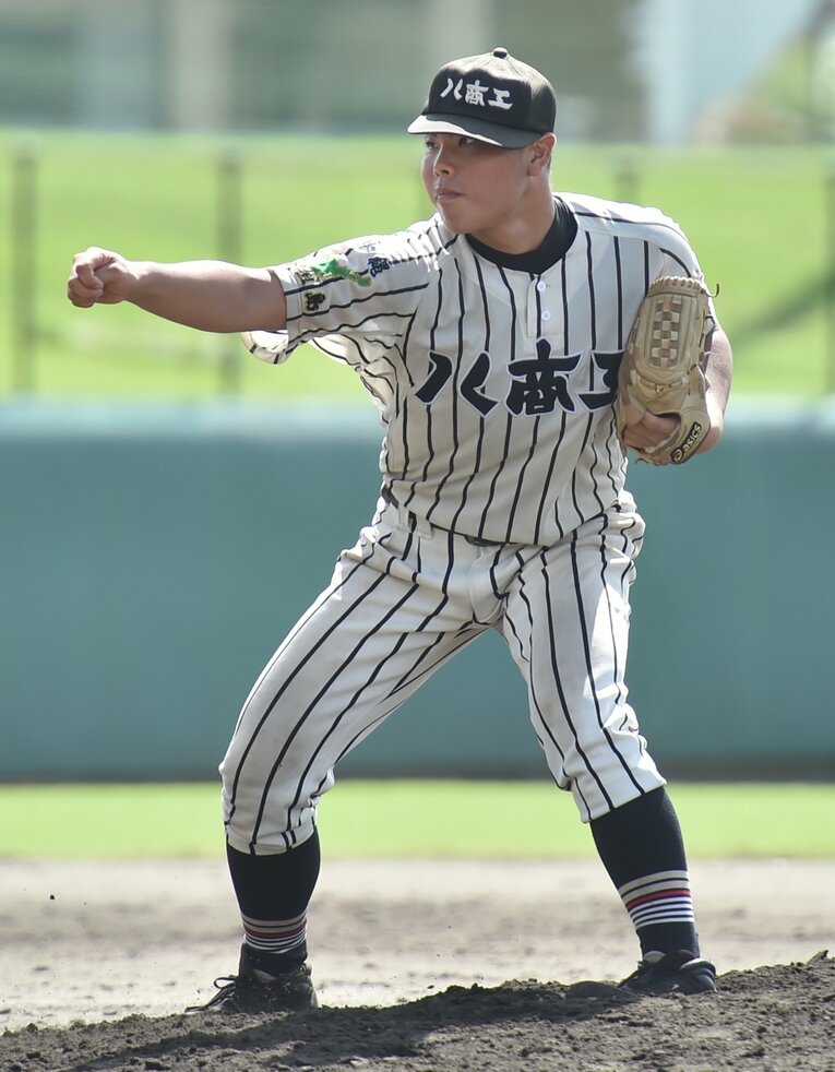 どっしりとしたフォームで投げ込む八重山商工時代の平良　©︎Okinawa Times/KYODO