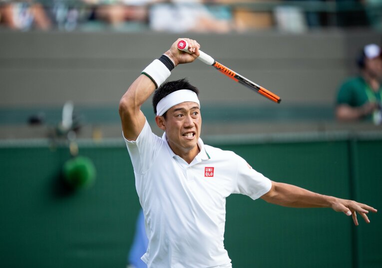 2018年のウィンブルドン3回戦で、ニック・キリオスの強烈サーブをリターンする錦織圭　©Getty Images