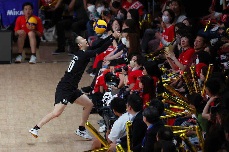 観客席ギリギリのところまでボールを追いかけるリベロ山本智大　©︎Yohei Osada/AFLO SPORT