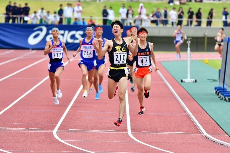 写真が高校時代の東海大会での小沢大輝（写真中央）。その後ろが近藤幸太郎（青学大から今春SGホールディングスに内定、競技を継続する）