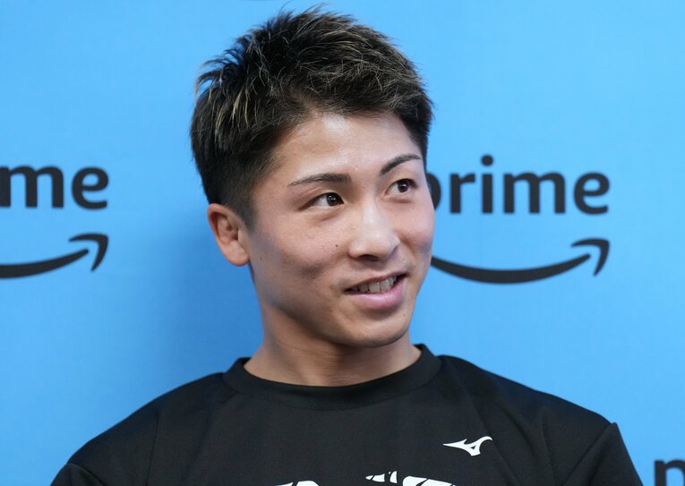 報道陣の質問に答える井上尚弥　©Naoki Fukuda