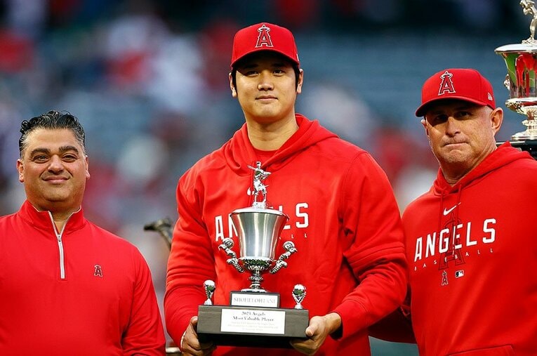 3年連続での球団が選ぶMVPに選出された大谷翔平。ミナシアンGM、ネビン監督とともに写真に収まる　©Ronald Martinez/Getty Images