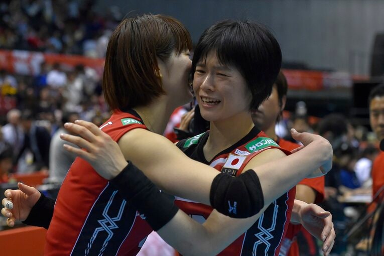 世界最終予選のイタリア戦でリオ五輪出場を決め抱き合う木村沙織と宮下遥（右）　©︎Getty Images