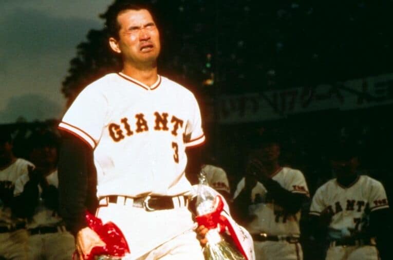 1974年10月14日、引退セレモニーのあと泣きながら引き揚げる長嶋茂雄 ／ photograph by KYODO