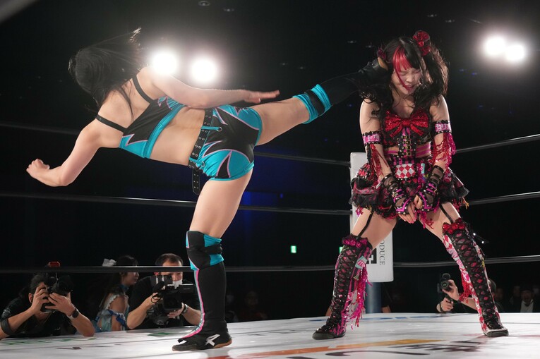 伊藤麻希に横蹴りを放つさくらあや　©Essei Hara