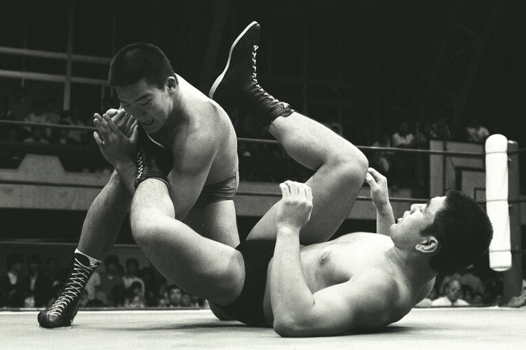 デビュー戦で武藤敬司の足を取る蝶野正洋