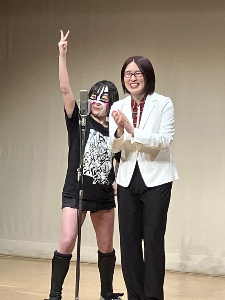 覆面女子レスラーHARUKAZEとおおのまりあのお笑いコンビ「ネバーギブアップ」　©本人提供