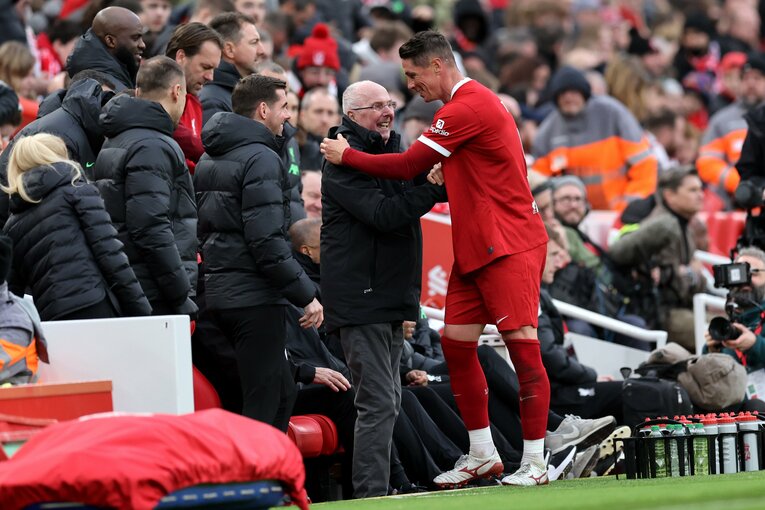 アンフィールドでトーレスとハグするエリクソン　©Getty Images