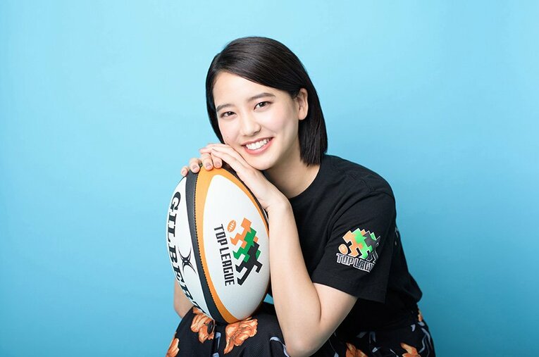 多忙な女優業の合間を縫って、スタジアムへ足を運ぶ。「秩父宮で見かけたら、是非お声掛けくださいね！」 ／ photograph by Asami Enomoto