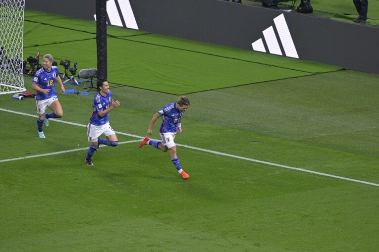 ゴールを決め、感情を爆発させる堂安　©Koki Nagahama/JMPA