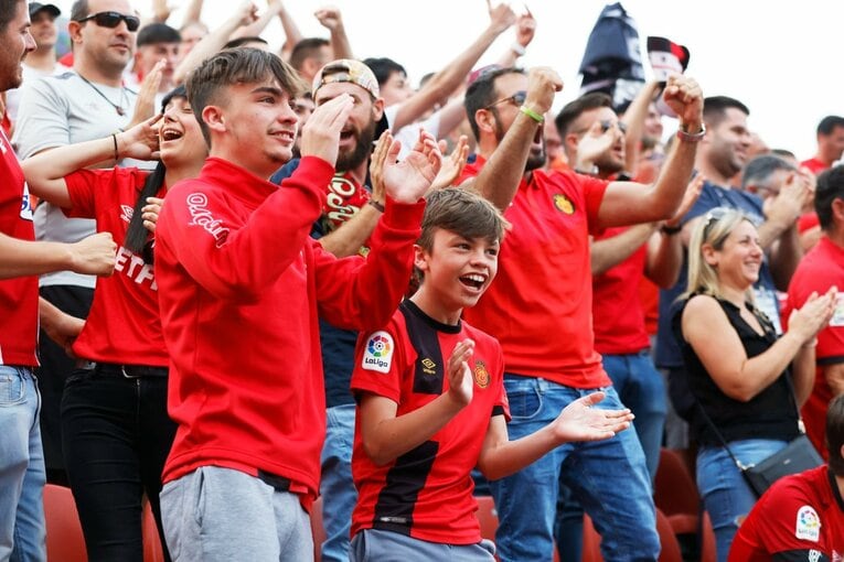 「クボ、ユニホームお願い」来季のレアル去就報道が出てもマジョルカで愛される久保建英…「残留か降格の最終節」で輝くか〈撮影者の視点〉(30)