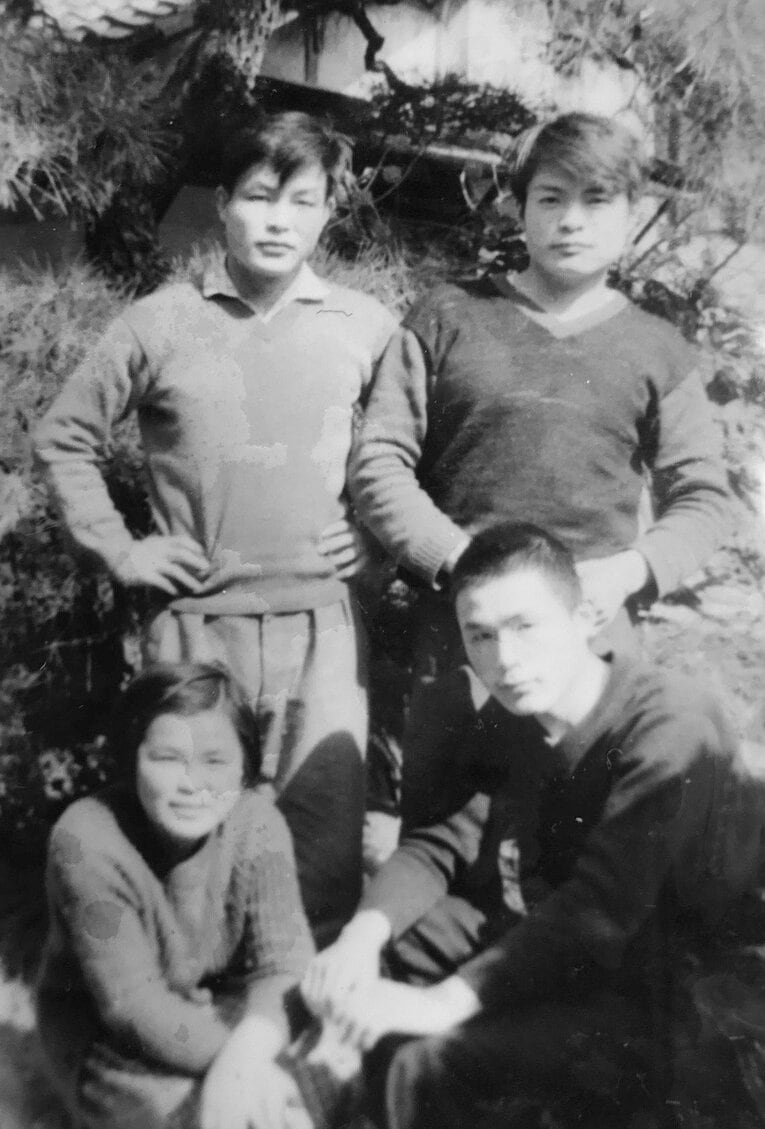 【昭和～令和天才棋士レア写真】前列右は10代後半の頃の米長、左は長女の夏恵さん。後列右は三男の優さん、左は次男の修さん／提供写真