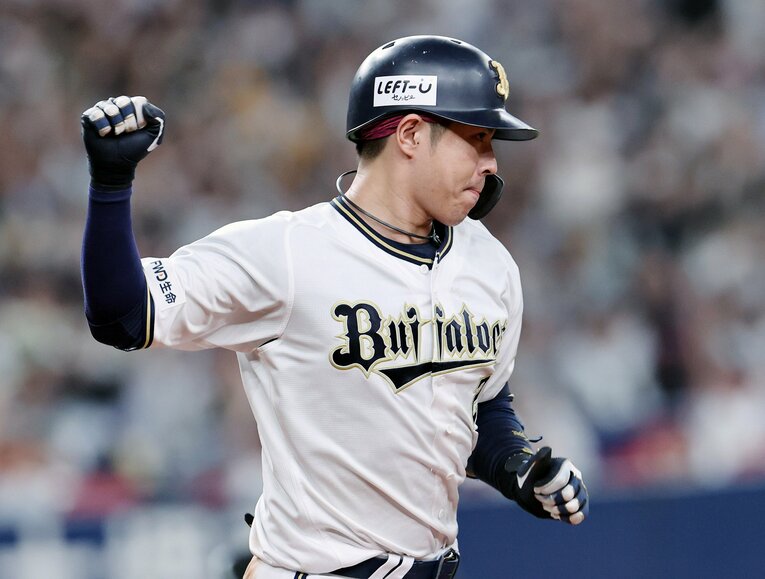 今シーズンは勝負強い打撃でも存在感を発揮した若月　©︎JIJI PRESS