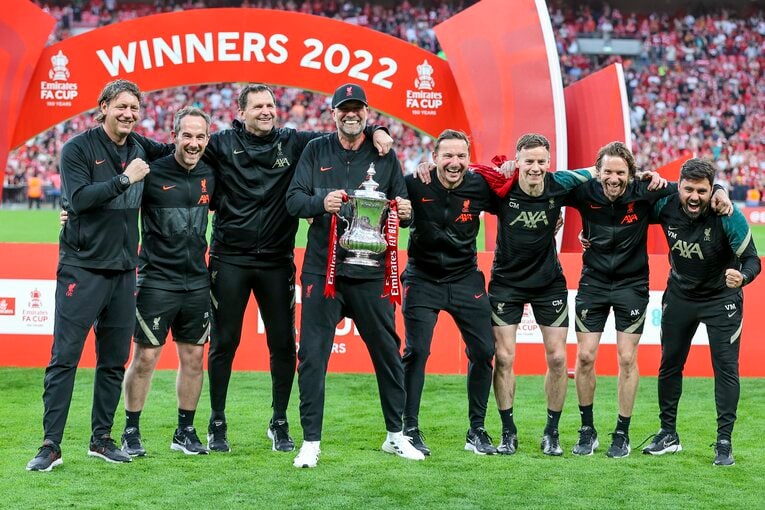 ふたつのカップ戦を制した今シーズン。スタッフとともに喜びを分かち合った　©Getty Images