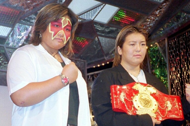 井上京子（左）とのデスマッチで「走馬灯を見た」という堀田祐美子（右）。厳しいレスラー人生の中ではさまざまな大事件があった ／ photograph by Sankei Shimbun