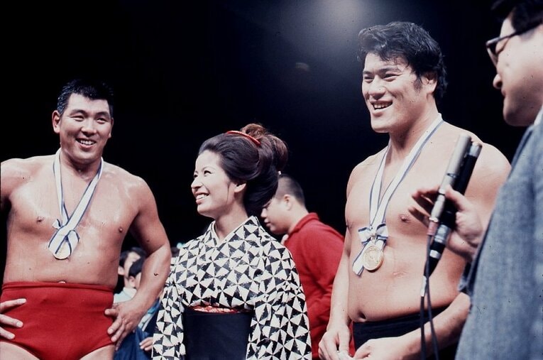 1971年11月1日、NWAタッグリーグで優勝した坂口征二（左）とタッグマッチとアントニオ猪木。この後、日本プロレスから追放されることになる（中央は当時婚約者の女優・倍賞美津子） ／ photograph by Moritsuna Kimura/AFLO