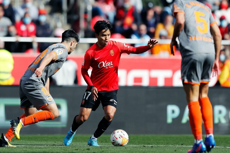 久保建英が“不可解判定”に怒った！ ラフプレーに抗議→イエローも…「バモス！クボ」とファンが信頼する理由〈撮影者の視点〉(39)