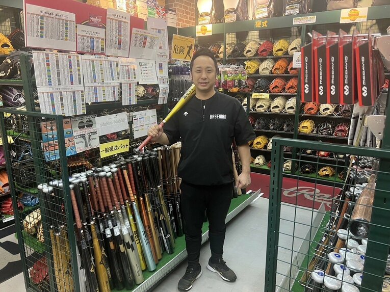 野球専門店・ベースマン立川店のカリスマ店長、星徹弥さん。「2.0超えの野球用具視力を持つ男」の異名を持つ