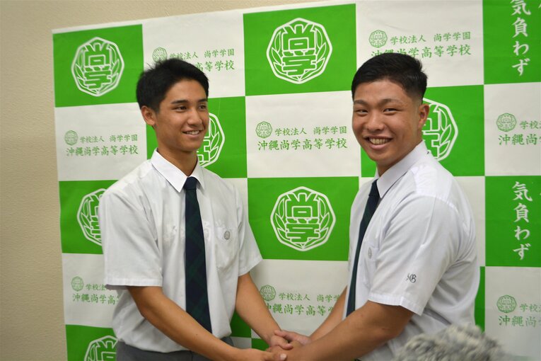 左右のダブルエースとして沖縄尚学を支えた新垣結絃と笑顔で握手　©Takarin Matsunaga