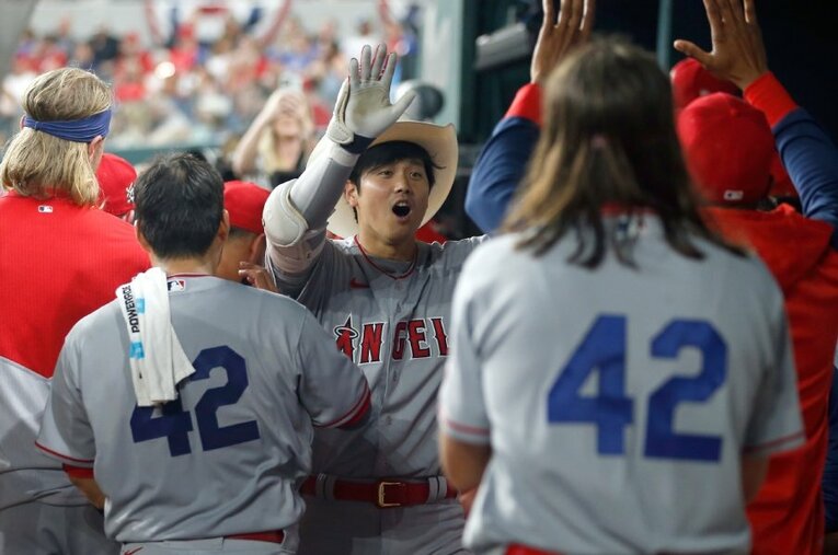 ホームランを放ち、カウボーイハットをかぶって喜ぶ大谷 ／ photograph by Getty Images