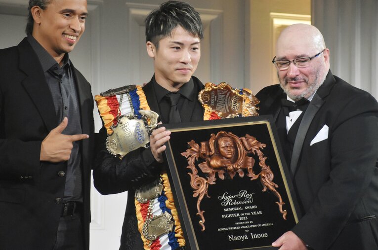 全米ボクシング記者協会（BWAA）の表彰式＆夕食会に出席した井上尚弥。米リングマガジンのダグラス・フィッシャー編集長（左）からベルト2本を受け取り、BWAAジョセフ・サントリキート会長（右）から「シュガー・レイ・ロビンソン賞」の盾を受け取った ／ photograph by JIJI PRESS