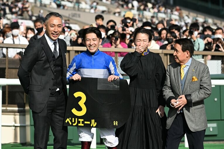 友人の市川海老蔵氏、翠夫人、師匠の北橋修二元調教師も祝福　©Keiji Ishikawa