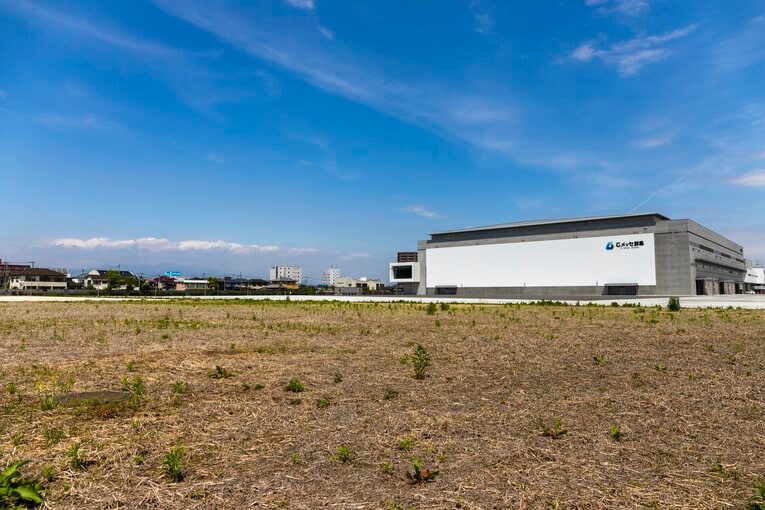 かつての第三コーナーあたりから競馬場ゴールがあった方を見てみる