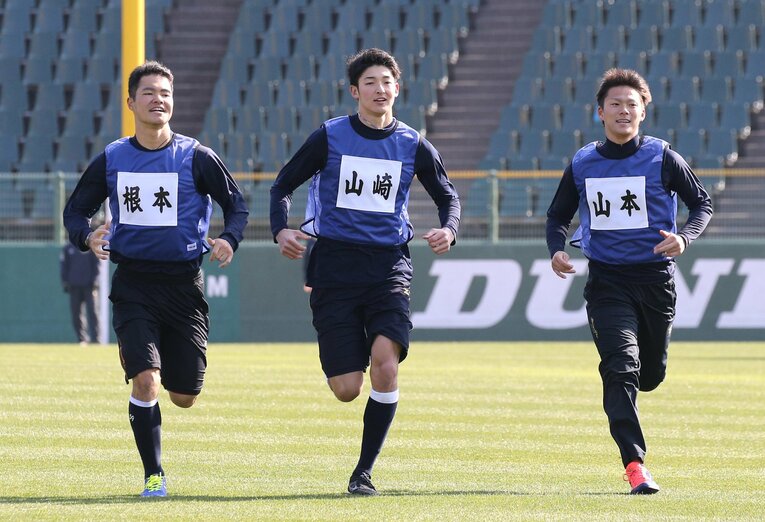 2017年1月、新人合同自主トレに参加する山崎颯一郎と山本由伸。16年ドラフト組の2人が共に侍ジャパン入りを果たした（一番左は同9位・根本薫）©︎Sankei Shimbun