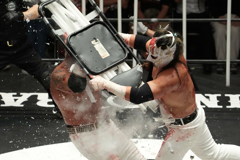 蛍光灯の束にパイプ椅子を叩きつけるエル・デスペラード　©Masashi Hara