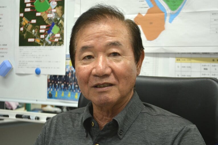 取材に応じるエナジックスポーツの神谷監督　©Takarin Matsunaga