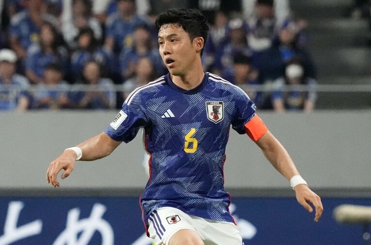 オーバーエイジでのパリ五輪出場が見込まれていた遠藤航だが、一転して“招集断念”との報道も出てきている ／ photograph by Getty Images