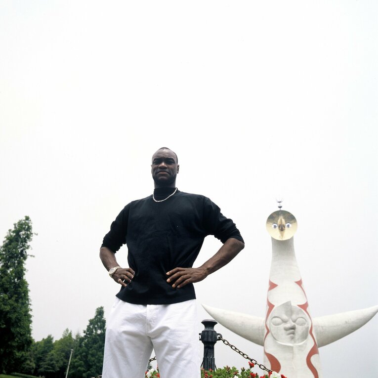 エムボマと太陽の塔　©Sports Graphic Number