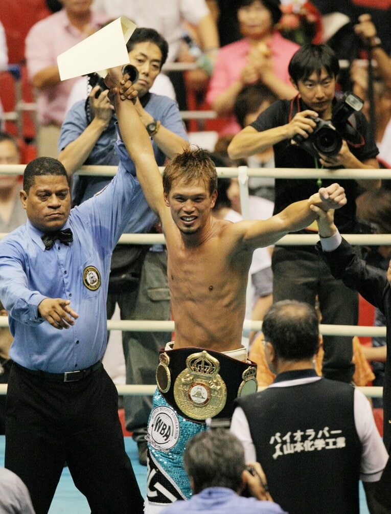 2009年8月30日、マルコ・アベンダーニョに勝利してWBAのチャンピオンベルトを巻いた石田順裕　©JIJI PRESS