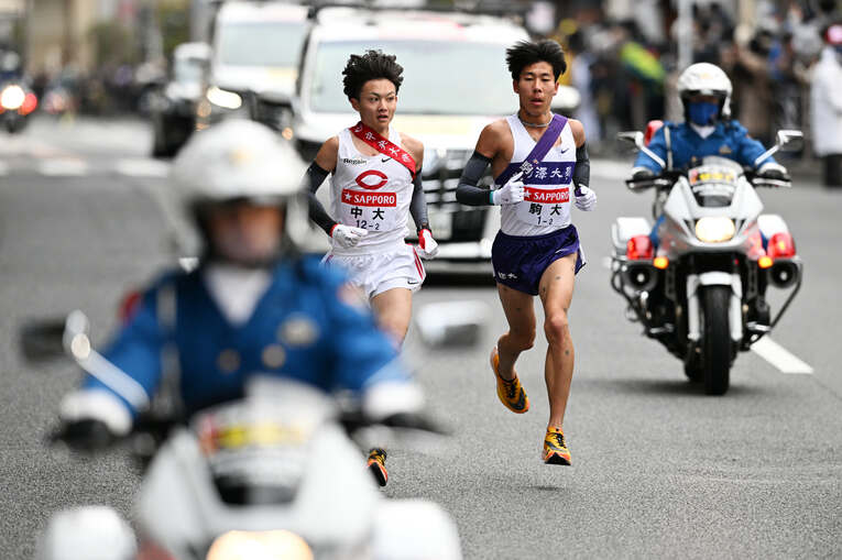 先頭を走っていた中央大の手島駿を、7km付近で追い抜く田澤廉　©AFLO