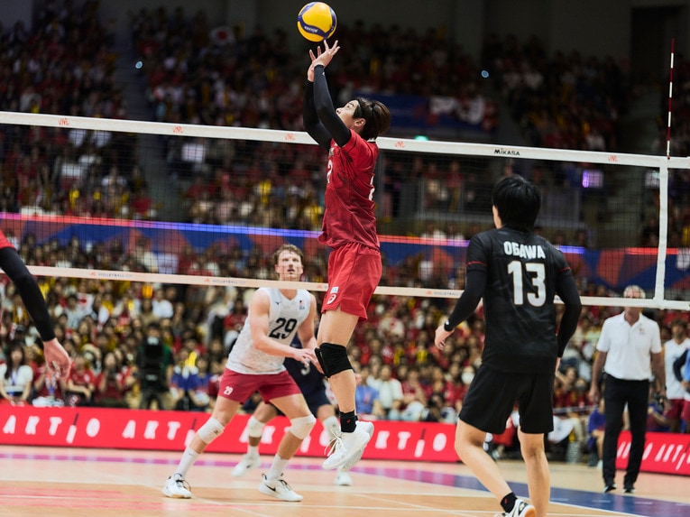 リベロ小川智大の声に感謝するセッター永露元稀　©︎Yuki Suenaga