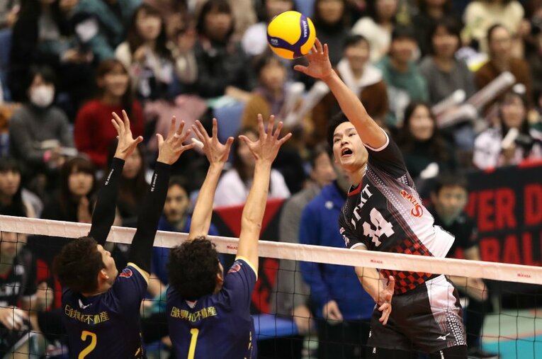 プレーも精神面も成長する西田有志。19歳に感じるVリーグを背負う覚悟。(2) ／ photograph by V.LEAGUE