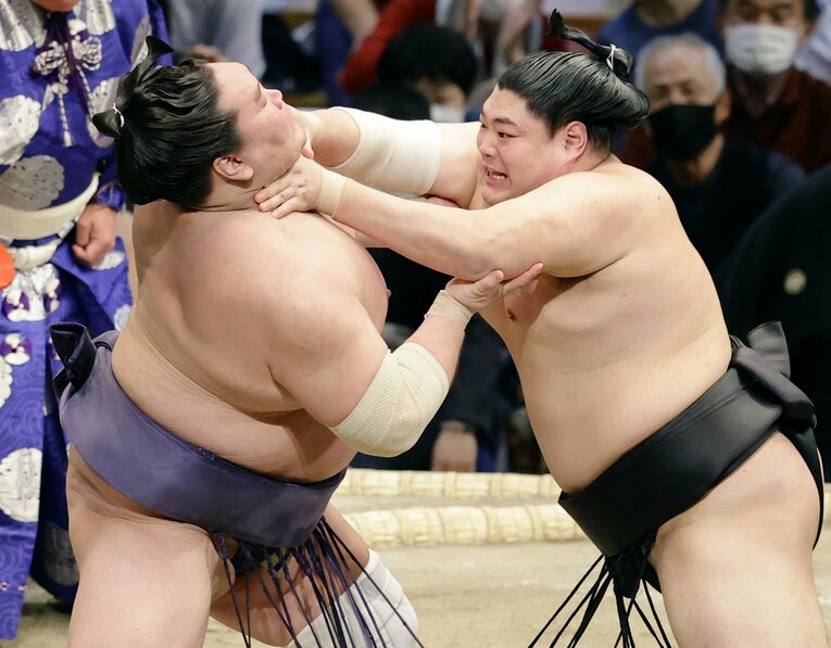 14日目、照ノ富士（左）を攻める阿炎。この後、押し倒しで敗れる。今場所は12勝3敗で優勝争いを演じた　©KYODO