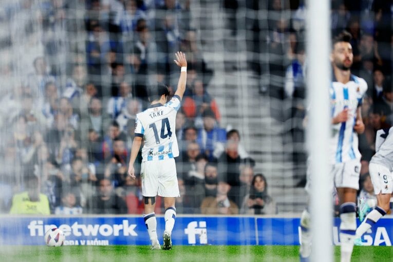 左右両方からのCKを任された久保　©Daisuke Nakashima